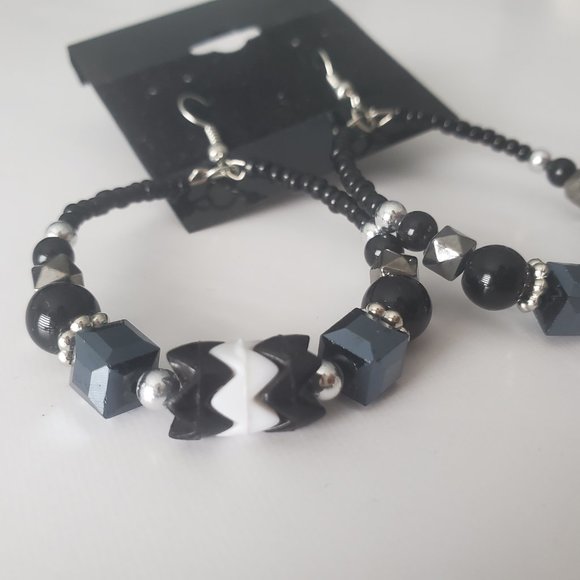 NEW Black & White Beaded Hoop Earrings Medium Large size 40mm Zig Zag Chevron - Picture 5 of 5